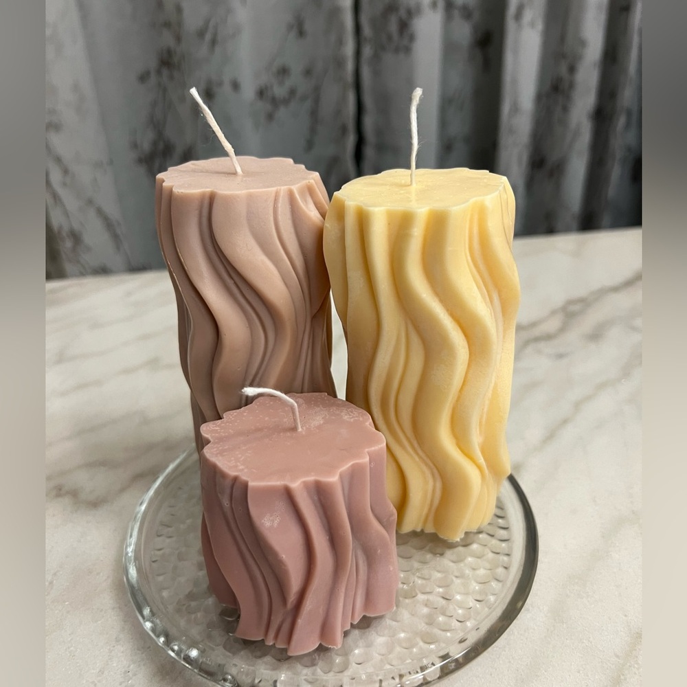 SALE!!💚🍀3 Beautiful curvy candles on a glass candle plate